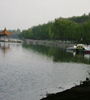 黃水河兩岸生機盎然，綠意蔥蘢，走在兩岸曲徑通幽的小路上，暗香來襲，沁人心脾，成為西寧市的一處天然氧吧。